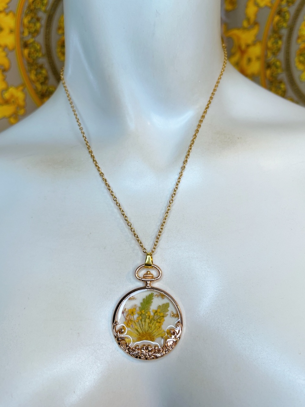 Gold plated medallion Real Flowers 🌼 🌱 in lucite disk 16” to 18” necklace